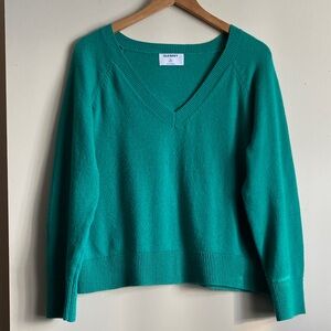 Old Navy Women's Vibrant Green V-Neck Sweater. Size Medium